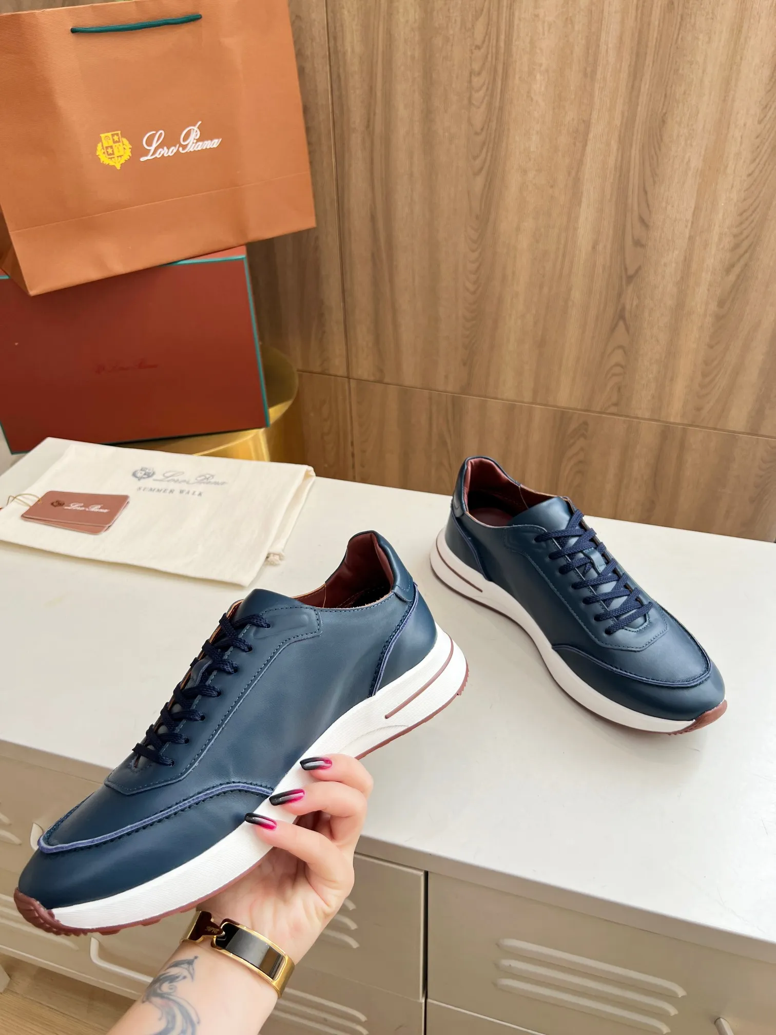 Men's Men's Shoes 💰620 👑Loro Piana* Purchase the original 1:1 copy. Founded the existing Loro Piana company on April 24, 1924. It is now the sixth generation of family business, providing high-quality products to customers who are discerning about taste and quality. Imported calfskin fabrics. The interior is made of imported A-grade water-dyed cow lining. 💝 Focus on top quality, pay for what you pay, and compare the inner details. Original authentic packaging. Code number: 39-45